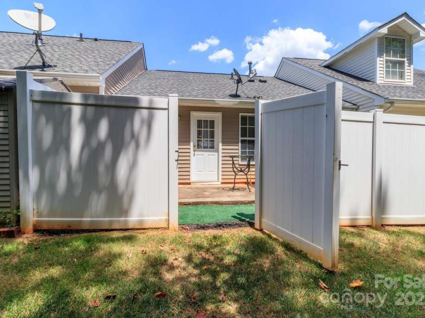 956 Olde Towne Way, Rock Hill, SC 29732.  MLS# CAR4284943, YatesRealty ID 31451. Looking back in to patio