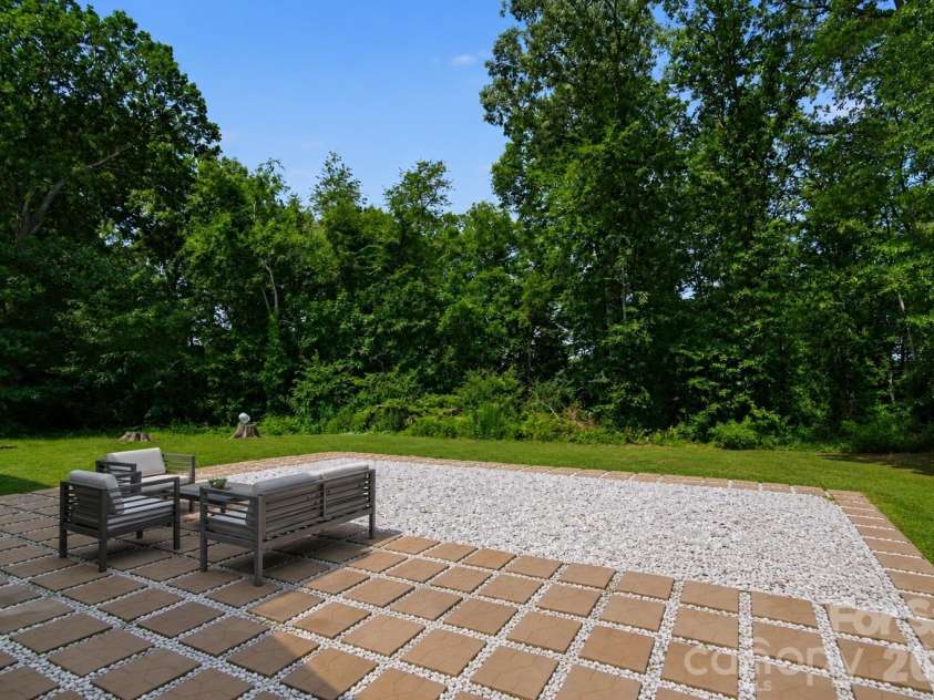 1121 Broad Street, Gastonia, NC 28054.  MLS# CAR4394098, YatesRealty ID 31452. 