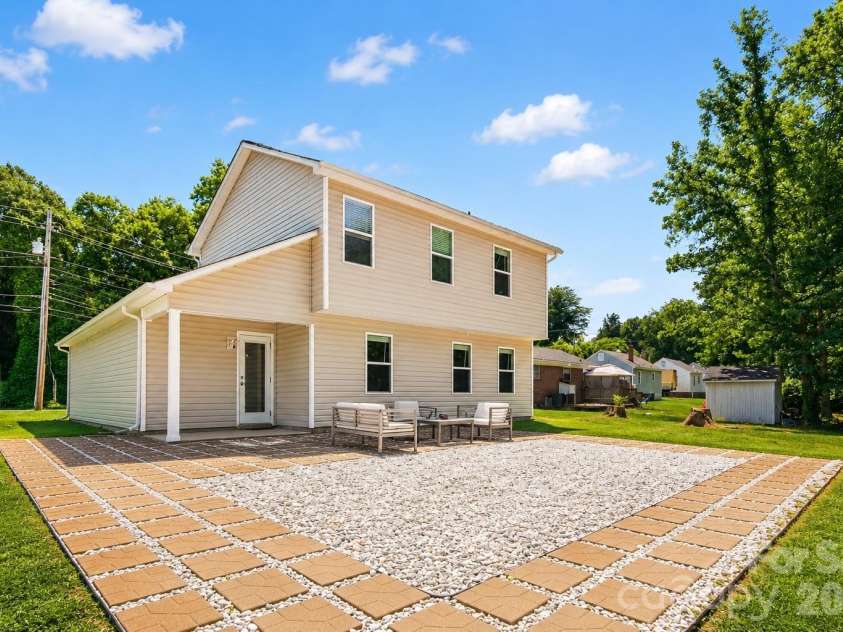 1121 Broad Street, Gastonia, NC 28054.  MLS# CAR4394098, YatesRealty ID 31452. 