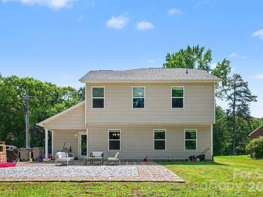 1121 Broad Street, Gastonia, NC 28054.  MLS# CAR4394098, YatesRealty ID 31452. 