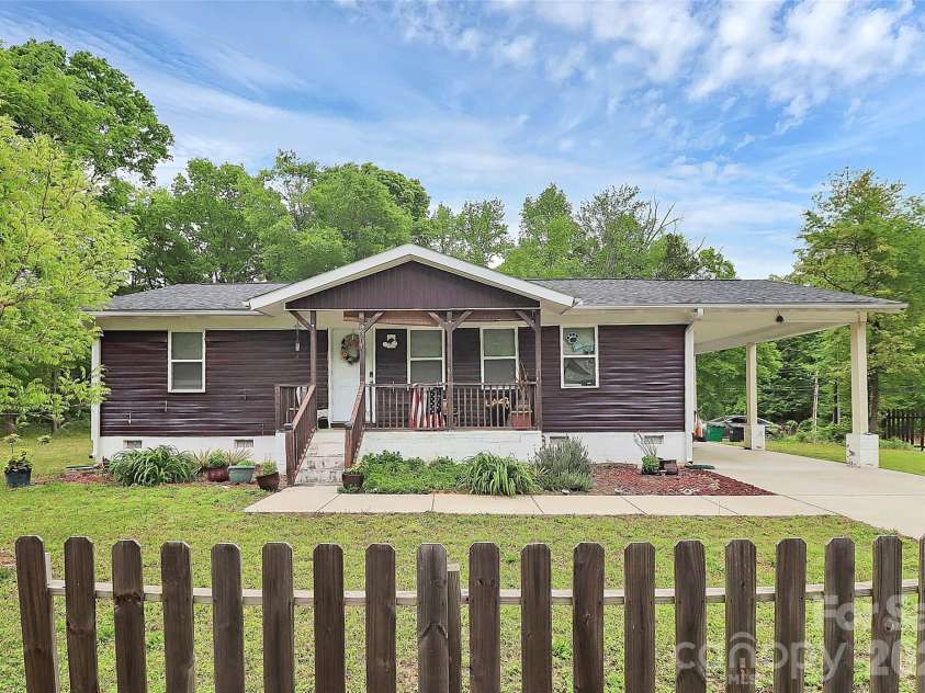 8301 Washington Boulevard, Charlotte, NC 28262.  MLS# CAR4390154, YatesRealty ID 31454. 