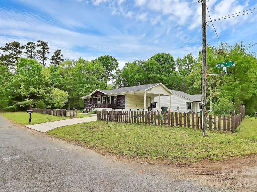 8301 Washington Boulevard, Charlotte, NC 28262.  MLS# CAR4390154, YatesRealty ID 31454. 