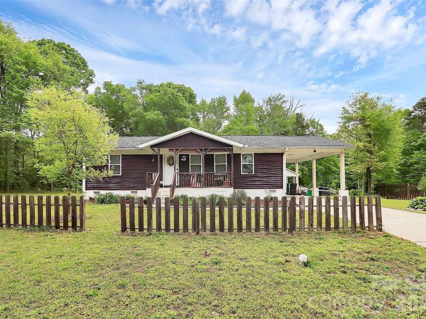 8301 Washington Boulevard, Charlotte, NC 28262.  MLS# CAR4390154, YatesRealty ID 31454. 