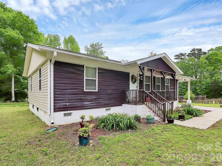 8301 Washington Boulevard, Charlotte, NC 28262.  MLS# CAR4390154, YatesRealty ID 31454. 