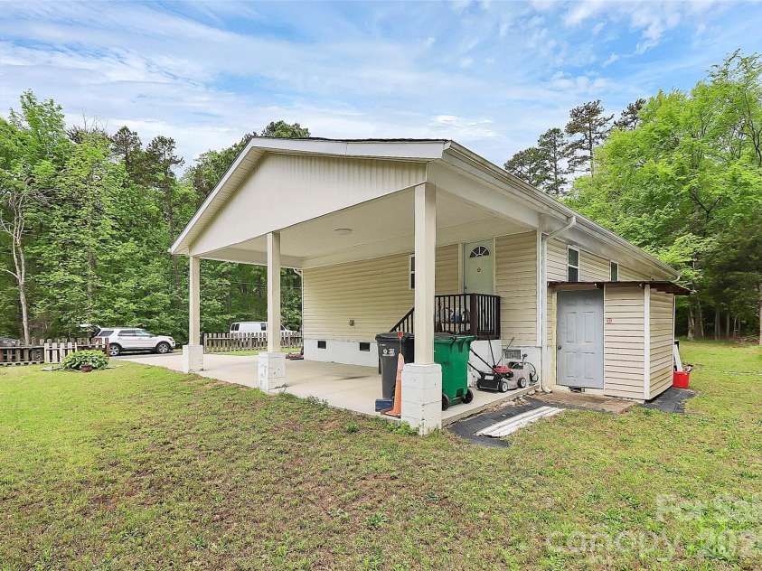 8301 Washington Boulevard, Charlotte, NC 28262.  MLS# CAR4390154, YatesRealty ID 31454. 