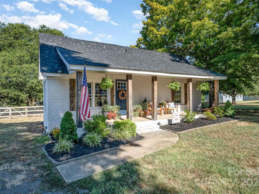 754 Rubens Road, Concord, NC 28027.  MLS# CAR4283491, YatesRealty ID 31457. This is a lovely spot to unwind and relax on the porch, a perfect place to enjoy a cup of coffee while feeling the gentle, refreshing cool breeze. It's ideal for peaceful mornings or tranquil evenings, offering a tranquil es