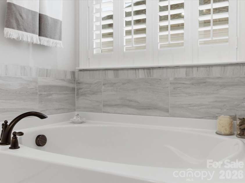 2204 Skybrook Oaks Drive, Huntersville, NC 28078.  MLS# CAR4386187, YatesRealty ID 31458. Primary Bathroom