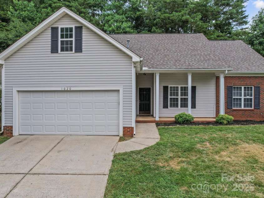 1020 Stinson Glen Lane, Charlotte, NC 28214.  MLS# CAR4279697, YatesRealty ID 31460. 1020 Sinson Glen