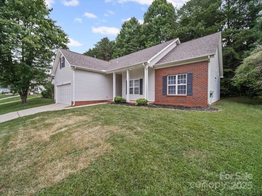 1020 Stinson Glen Lane, Charlotte, NC 28214.  MLS# CAR4279697, YatesRealty ID 31460. 1020 Stinson Glen