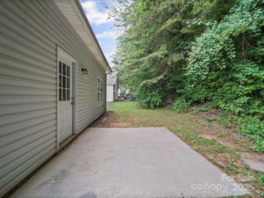 1020 Stinson Glen Lane, Charlotte, NC 28214.  MLS# CAR4279697, YatesRealty ID 31460. Backyard