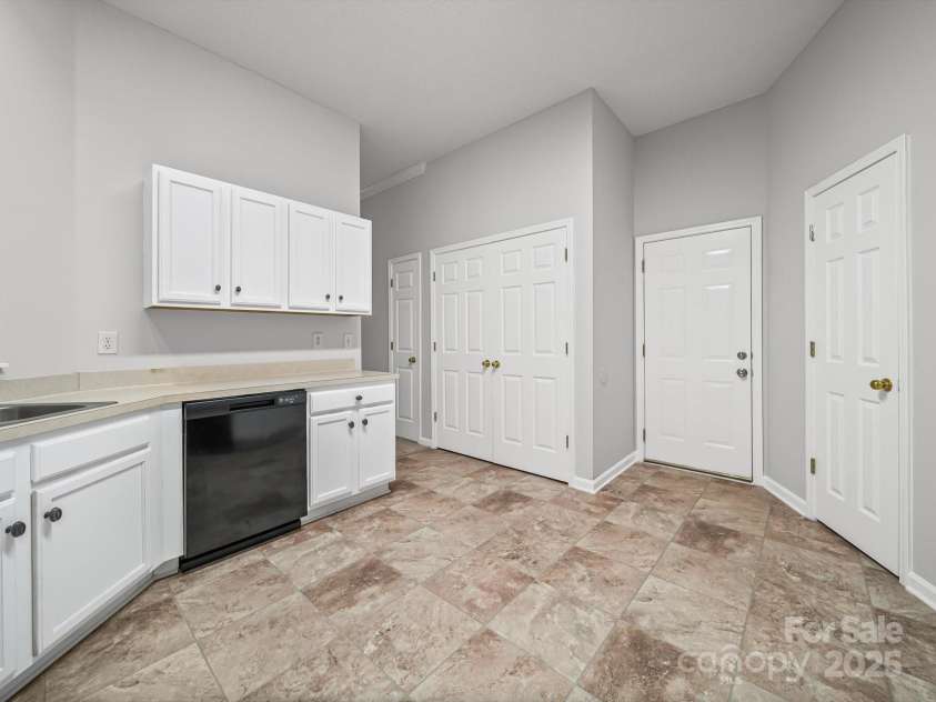 1020 Stinson Glen Lane, Charlotte, NC 28214.  MLS# CAR4279697, YatesRealty ID 31460. Kitchen