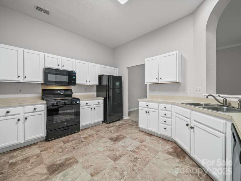 1020 Stinson Glen Lane, Charlotte, NC 28214.  MLS# CAR4279697, YatesRealty ID 31460. Kitchen