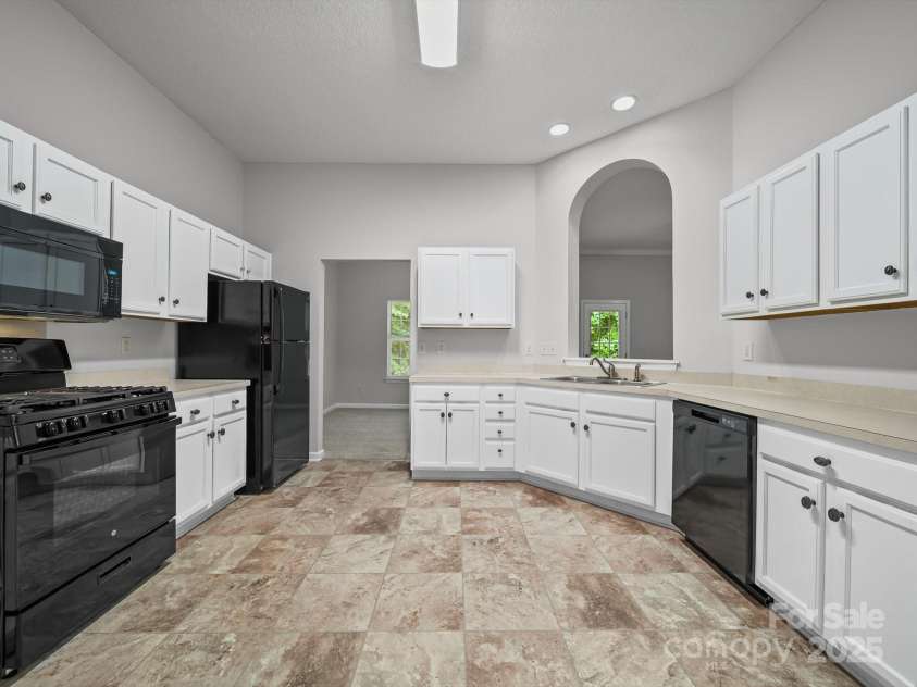 1020 Stinson Glen Lane, Charlotte, NC 28214.  MLS# CAR4279697, YatesRealty ID 31460. Kitchen