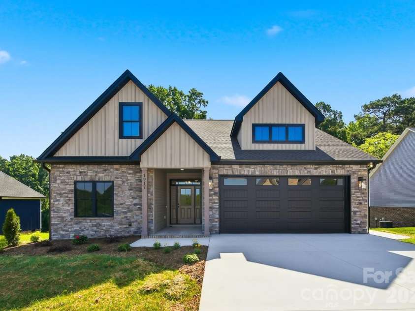 1917 Skyfall Lane, Hickory, NC 28602.  MLS# CAR4390976, YatesRealty ID 31465. 