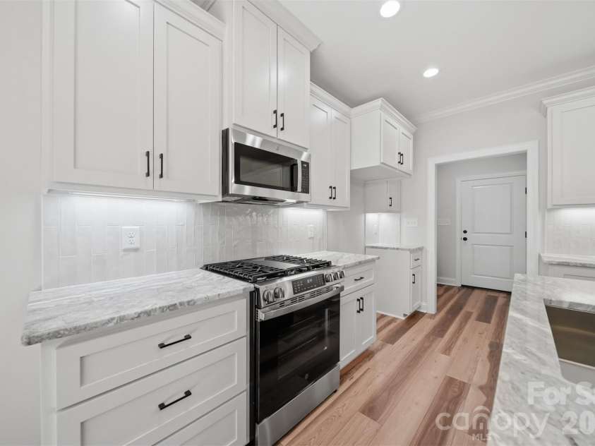 1917 Skyfall Lane, Hickory, NC 28602.  MLS# CAR4390976, YatesRealty ID 31465. 