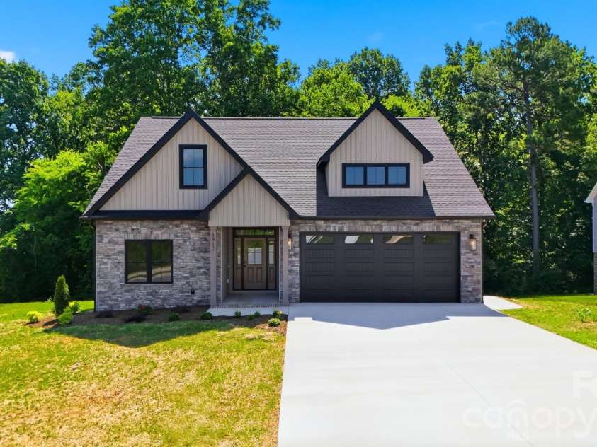 1917 Skyfall Lane, Hickory, NC 28602.  MLS# CAR4390976, YatesRealty ID 31465. 