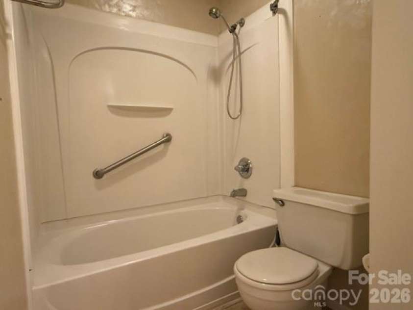 5024 Sardis Road, Charlotte, NC 28270.  MLS# CAR4392912, YatesRealty ID 31467. 