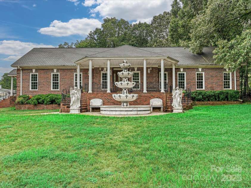 4900 Rocky River Road, Charlotte, NC 28215.  MLS# CAR4283934, YatesRealty ID 31470. Welcome to 4900 Rocky River Road!