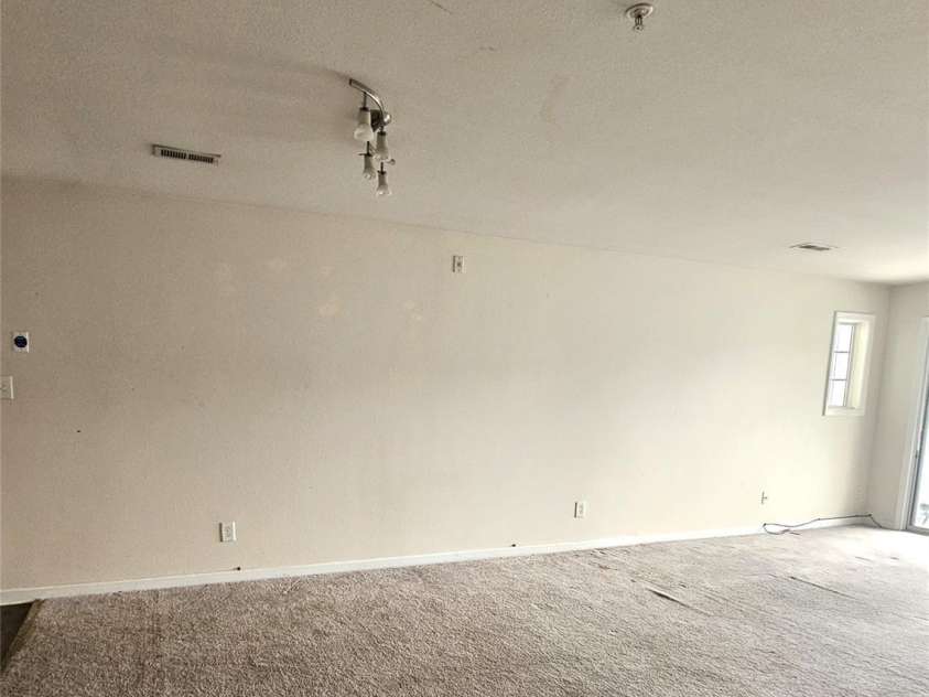 1162 Plaza Walk Drive, Charlotte, NC 28215.  MLS# CAR4289612, YatesRealty ID 31471. 