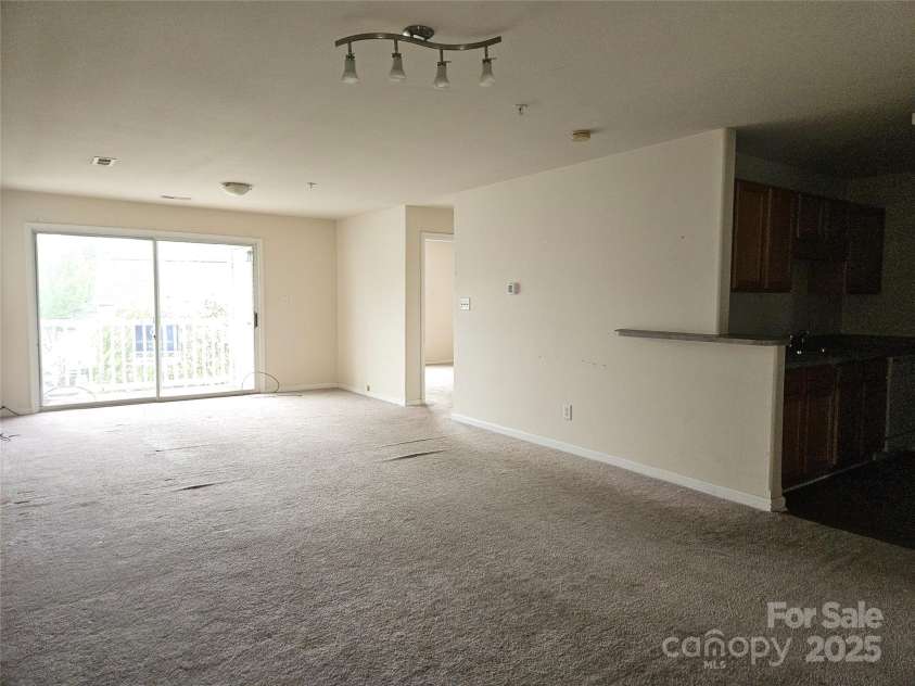 1162 Plaza Walk Drive, Charlotte, NC 28215.  MLS# CAR4289612, YatesRealty ID 31471. 