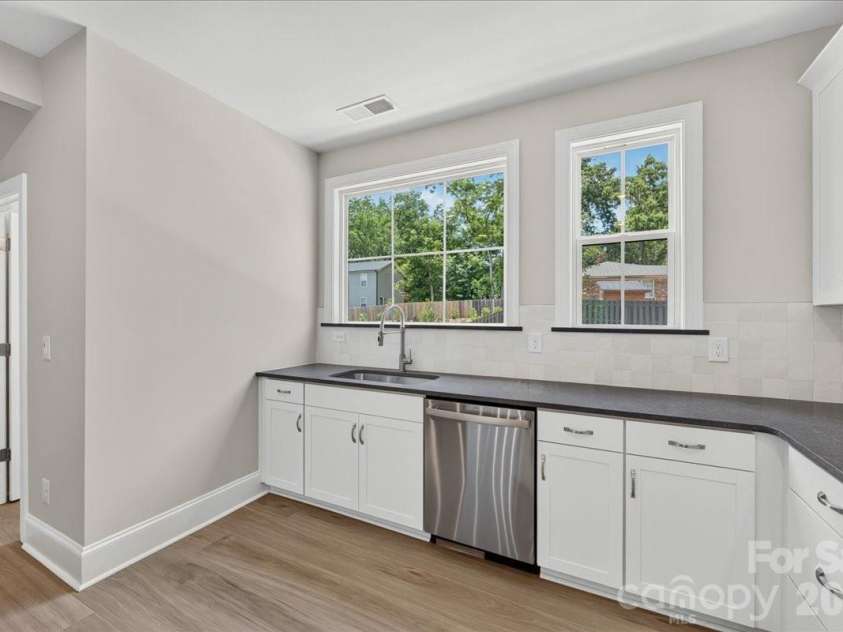 232 Old Town Village Road, Waxhaw, NC 28173.  MLS# CAR4394236, YatesRealty ID 31473. Large kitchen windows