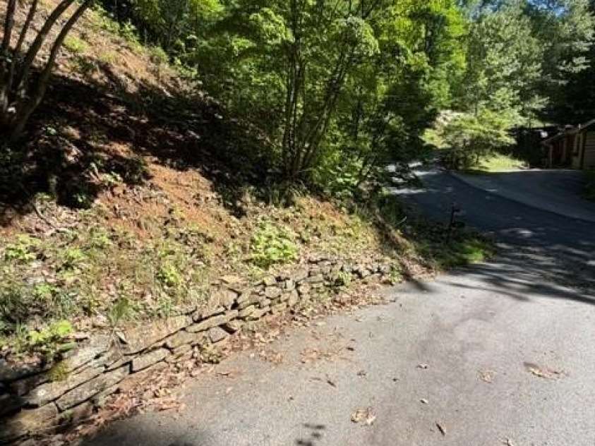 47 Falls Crossing Road, Burnsville, NC 28714.  MLS# CAR4393417, YatesRealty ID 31476. PAVED DRIVEWAY