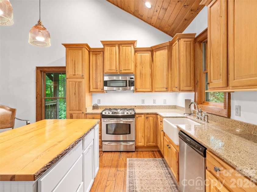 47 Falls Crossing Road, Burnsville, NC 28714.  MLS# CAR4393417, YatesRealty ID 31476. SS APPLIANCES