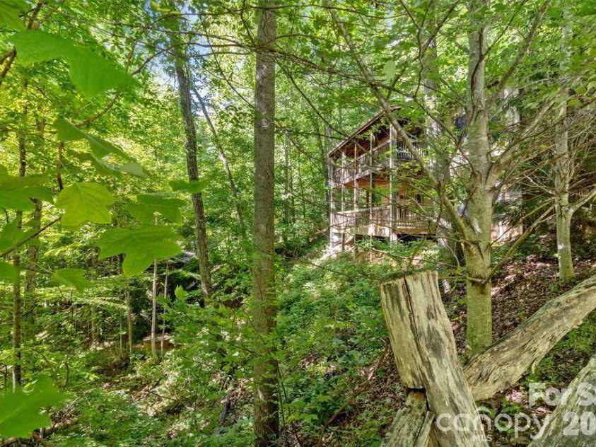 47 Falls Crossing Road, Burnsville, NC 28714.  MLS# CAR4393417, YatesRealty ID 31476. TREEHOUSE PRIVACY!