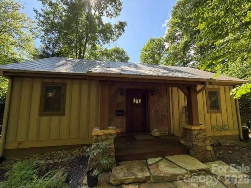 47 Falls Crossing Road, Burnsville, NC 28714.  MLS# CAR4393417, YatesRealty ID 31476. WELCOME TO 47 FALLS CROSSING