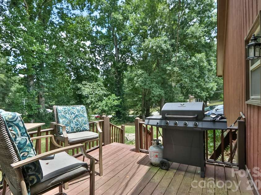 4220 Mae-Len Drive, Winston Salem, NC 27107.  MLS# CAR4394128, YatesRealty ID 31478. 