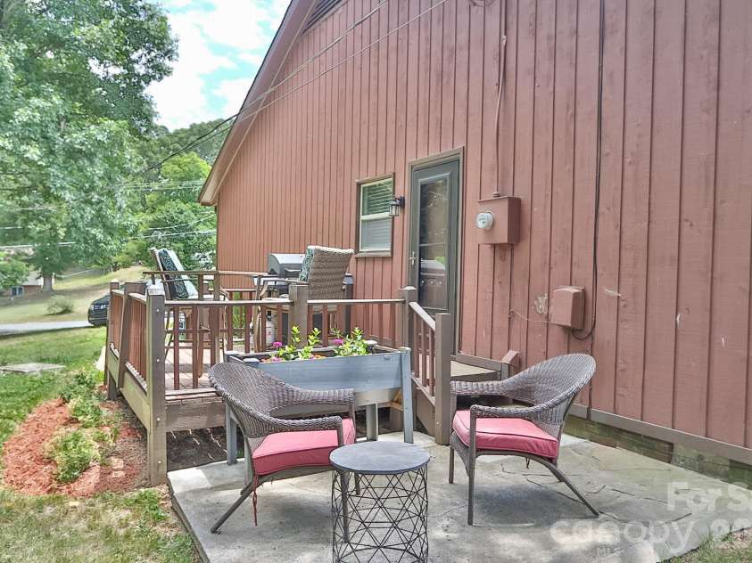 4220 Mae-Len Drive, Winston Salem, NC 27107.  MLS# CAR4394128, YatesRealty ID 31478. 
