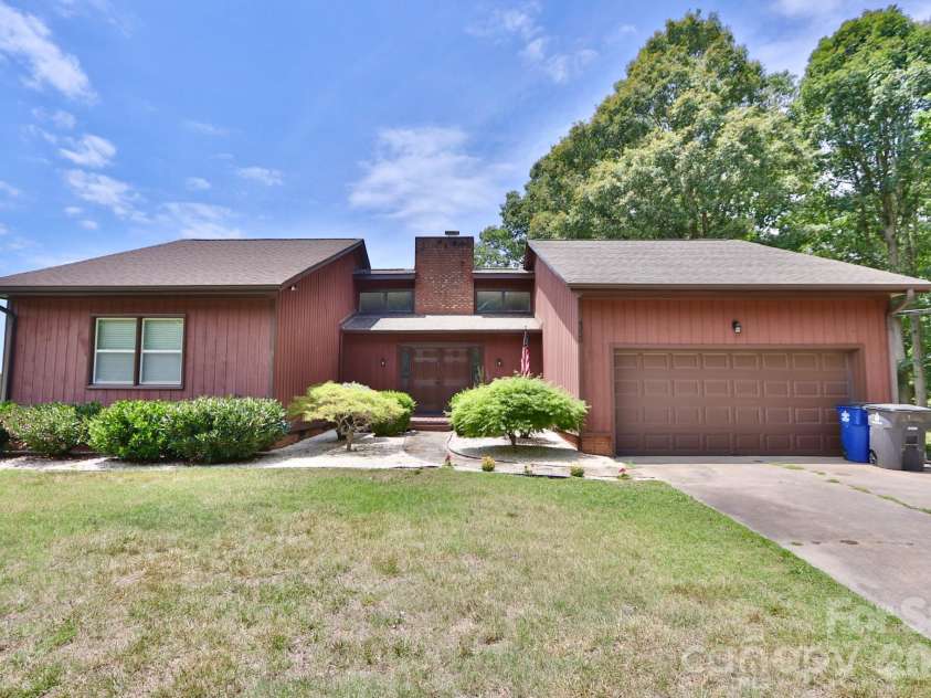 4220 Mae-Len Drive, Winston Salem, NC 27107.  MLS# CAR4394128, YatesRealty ID 31478. 