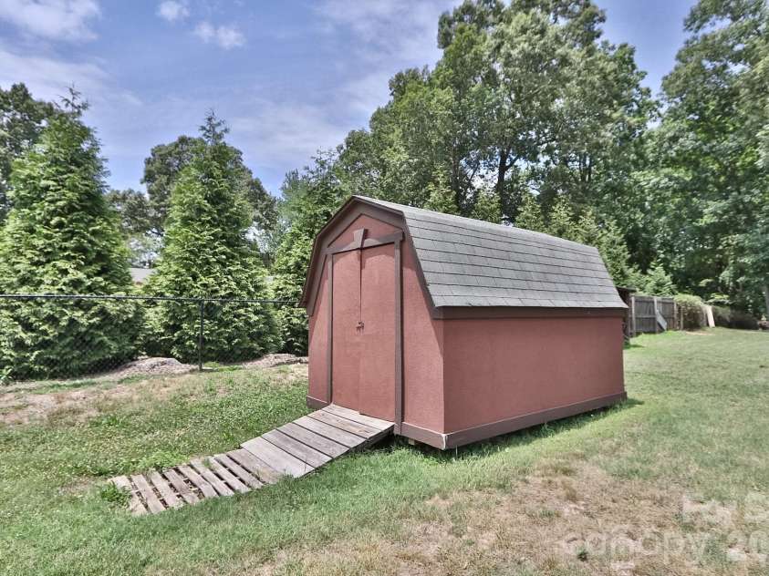 4220 Mae-Len Drive, Winston Salem, NC 27107.  MLS# CAR4394128, YatesRealty ID 31478. 
