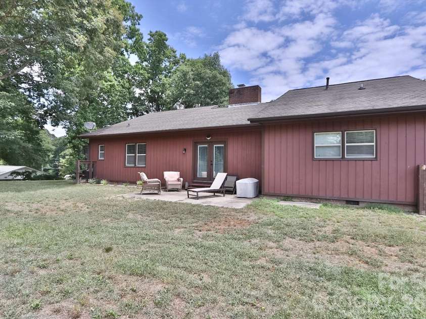 4220 Mae-Len Drive, Winston Salem, NC 27107.  MLS# CAR4394128, YatesRealty ID 31478. 