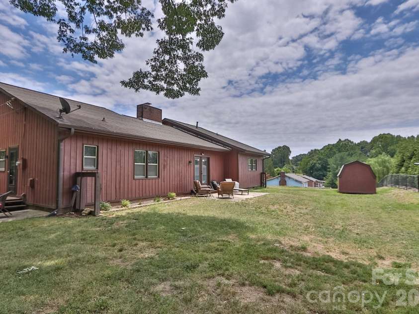 4220 Mae-Len Drive, Winston Salem, NC 27107.  MLS# CAR4394128, YatesRealty ID 31478. 