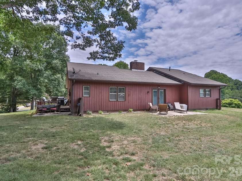 4220 Mae-Len Drive, Winston Salem, NC 27107.  MLS# CAR4394128, YatesRealty ID 31478. 