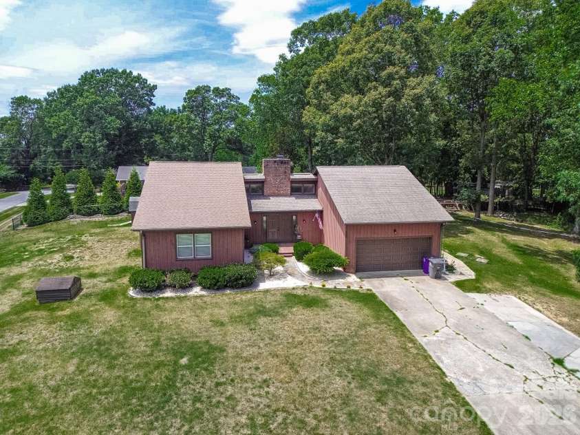 4220 Mae-Len Drive, Winston Salem, NC 27107.  MLS# CAR4394128, YatesRealty ID 31478. 