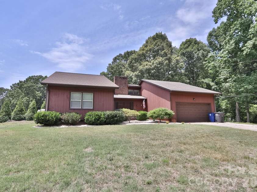4220 Mae-Len Drive, Winston Salem, NC 27107.  MLS# CAR4394128, YatesRealty ID 31478. 