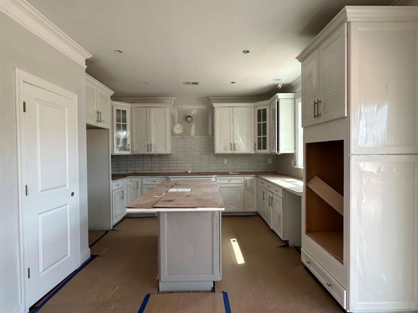 15210 First Broad Road, Huntersville, NC 28078.  MLS# CAR4392490, YatesRealty ID 31481. Kitchen