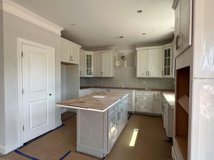 15210 First Broad Road, Huntersville, NC 28078.  MLS# CAR4392490, YatesRealty ID 31481. Kitchen