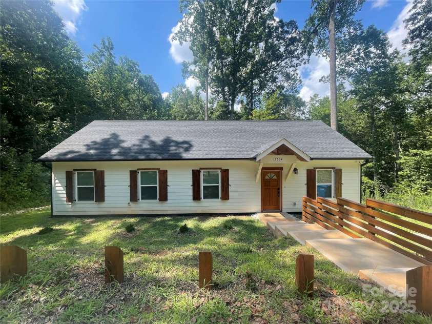 6524 Mintbrook Drive, Mint Hill, NC 28227.  MLS# CAR4282339, YatesRealty ID 31483. 