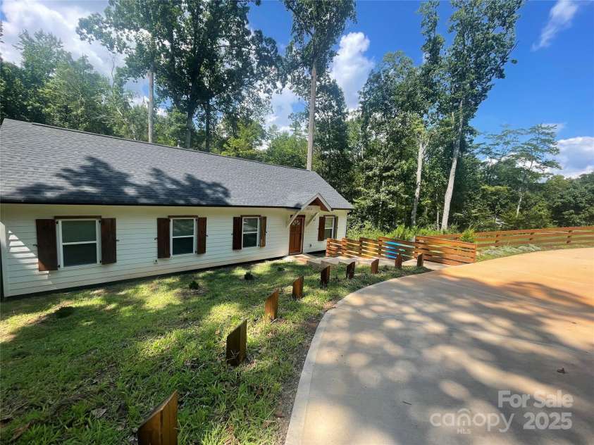 6524 Mintbrook Drive, Mint Hill, NC 28227.  MLS# CAR4282339, YatesRealty ID 31483. 
