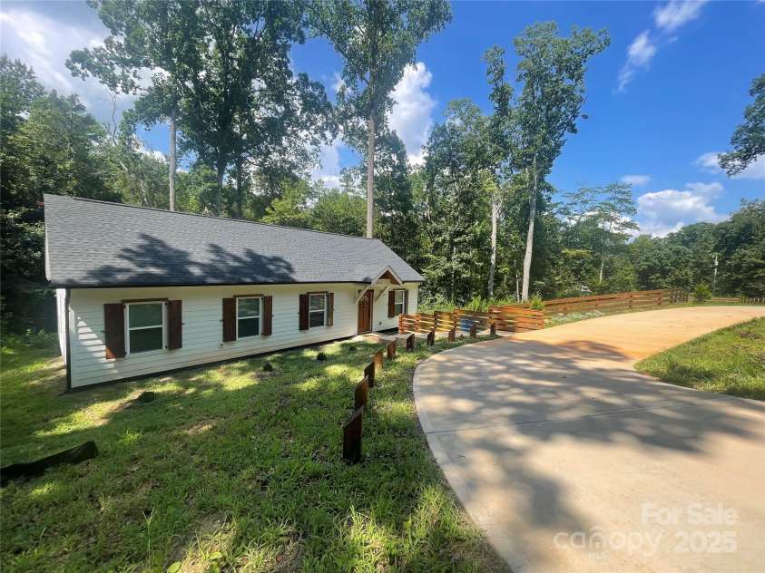 6524 Mintbrook Drive, Mint Hill, NC 28227.  MLS# CAR4282339, YatesRealty ID 31483. 