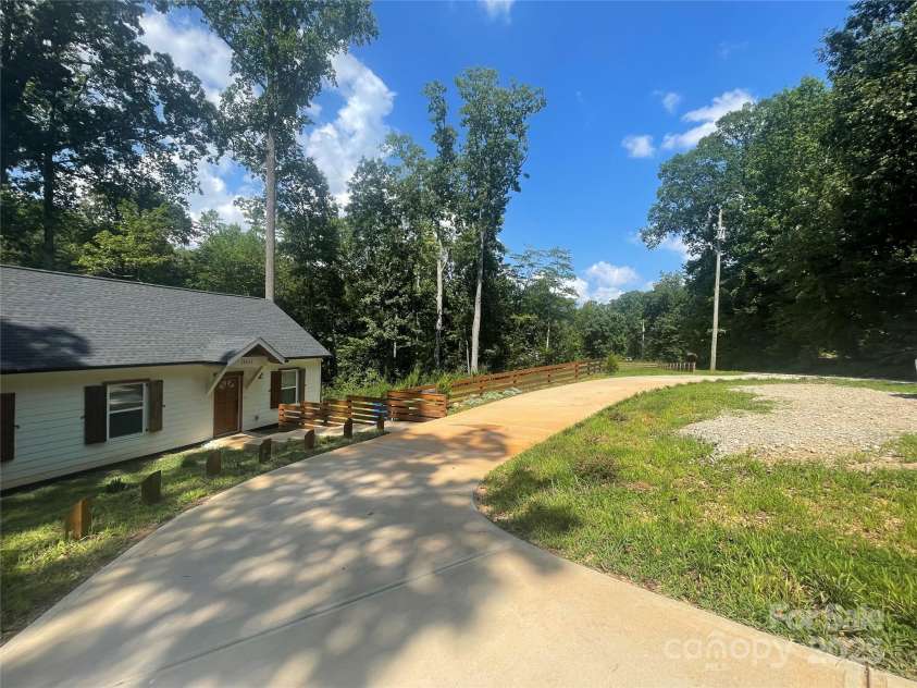 6524 Mintbrook Drive, Mint Hill, NC 28227.  MLS# CAR4282339, YatesRealty ID 31483. 
