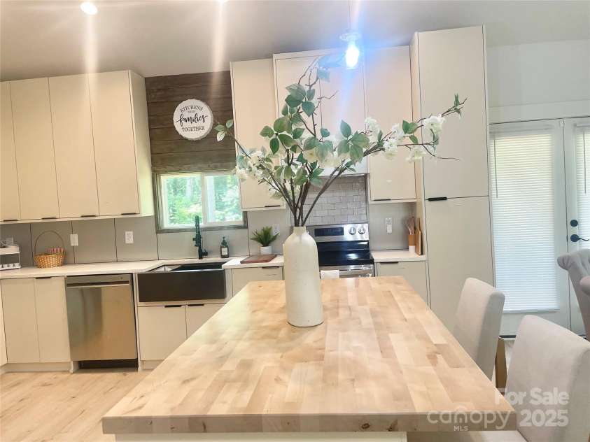 6524 Mintbrook Drive, Mint Hill, NC 28227.  MLS# CAR4282339, YatesRealty ID 31483. 