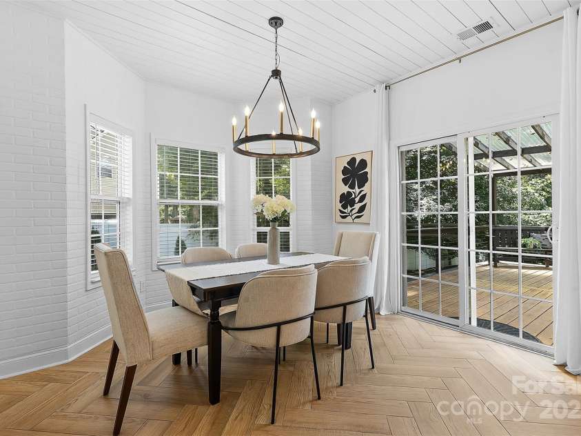 9027 Leah Meadow Lane, Charlotte, NC 28227.  MLS# CAR4285740, YatesRealty ID 31484. Intimate dining