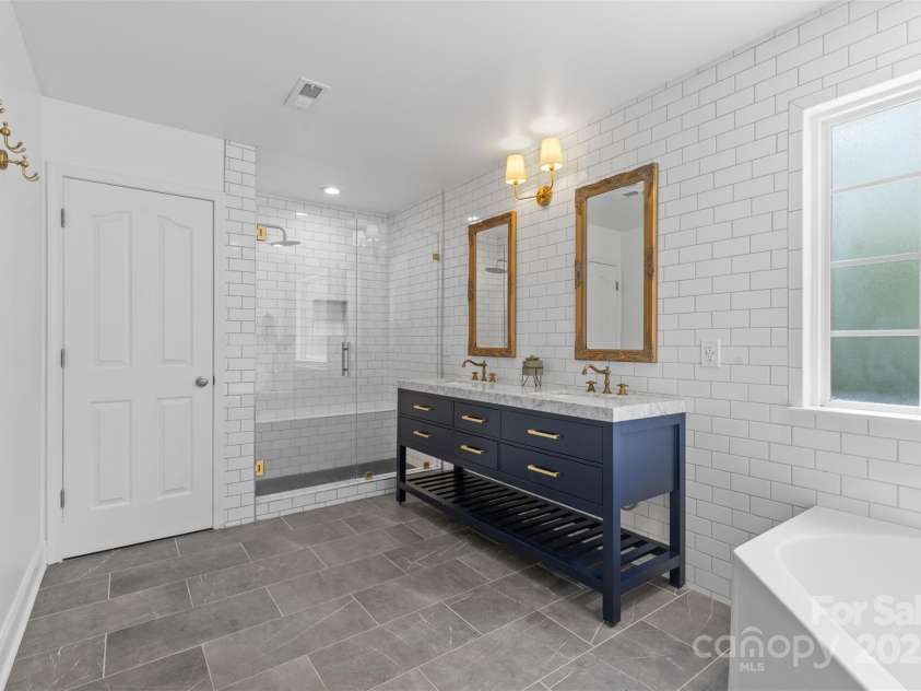 9027 Leah Meadow Lane, Charlotte, NC 28227.  MLS# CAR4285740, YatesRealty ID 31484. Primary Ensuite Bath