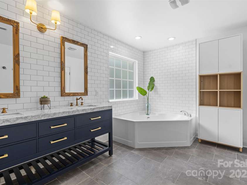 9027 Leah Meadow Lane, Charlotte, NC 28227.  MLS# CAR4285740, YatesRealty ID 31484. Primary Ensuite Bath