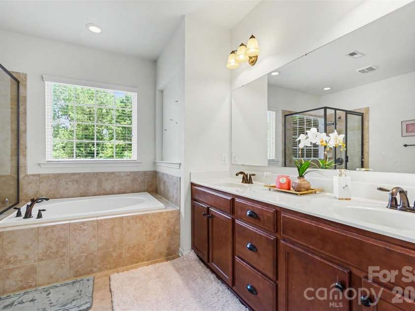 4427 Bravery Place, Concord, NC 28027.  MLS# CAR4394142, YatesRealty ID 31487. Primary Bath