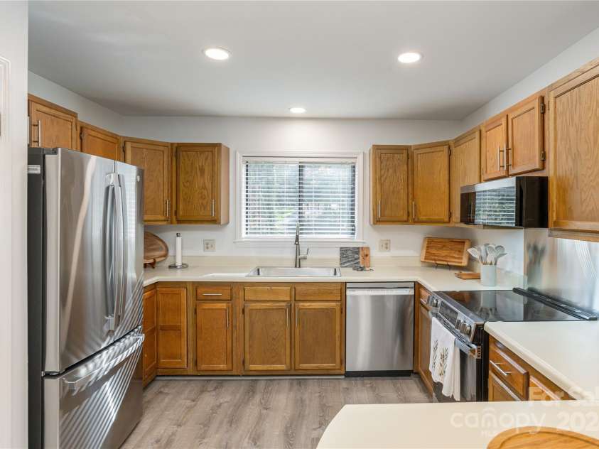 49 Lake Drive, Hendersonville, NC 28739.  MLS# CAR4204095, YatesRealty ID 3149. 